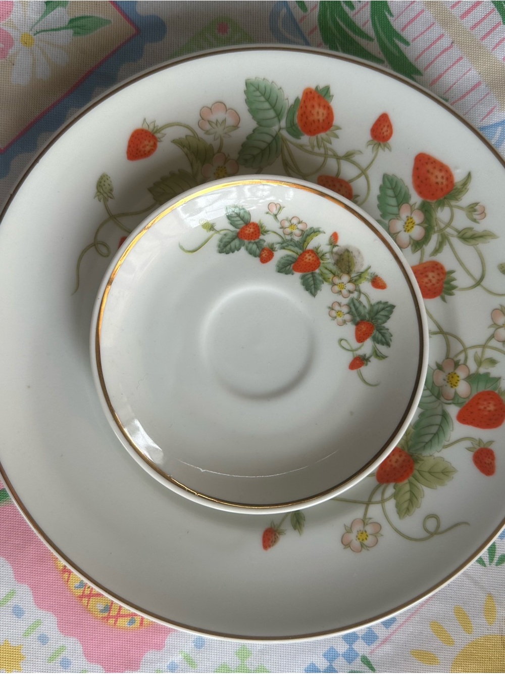 Avon White Porcelain Strawberry Tea Cup Saucer/Collectible Plate Set/Gold 1978